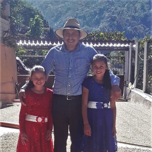 Adín Mazariegos Gálvez mit seinen beiden Töchtern_Jan_2022